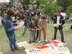 На берегу Печенежского водохранилища собирали гигантские пазлы (ФОТО)