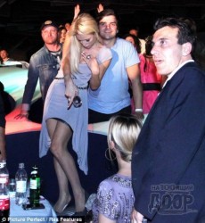 Пэрис Хилтон в Киеве делала комплименты женщинам и пила "отвертку"