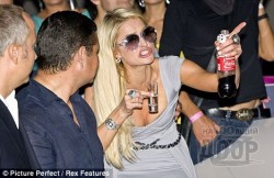 Пэрис Хилтон в Киеве делала комплименты женщинам и пила "отвертку"