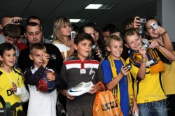 Игроки "Металлиста" провели автограф-сессию