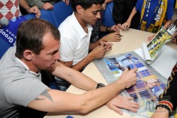 Игроки "Металлиста" провели автограф-сессию