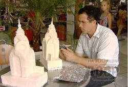 Харьковский мастер создает фигуры из соли, песка и сахара