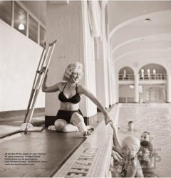 Эротика на костылях: редкие снимки Монро