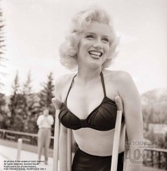 Эротика на костылях: редкие снимки Монро