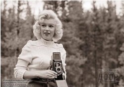 Эротика на костылях: редкие снимки Монро