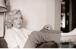 Эротика на костылях: редкие снимки Монро