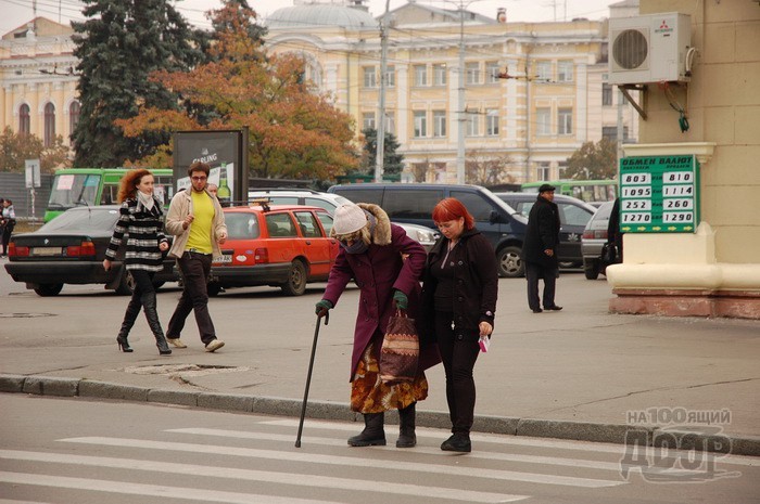 Положи бабушку. Переводит бабушку через дорогу. Перевести старушку через дорогу. Старика переводят через дорогу.