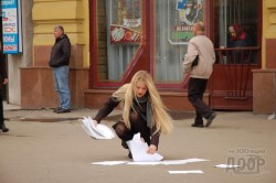 Харьковские актеры искали на улицах города настоящих героев