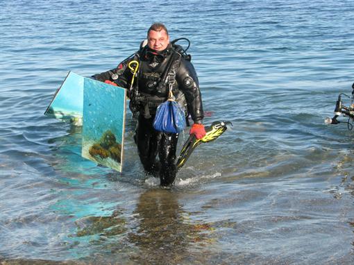 Картины под водой. В Крыму открылась подводная выставка картин | Дозор.UA