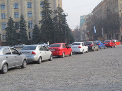 Площадь Свободы заполнили ретро-автомобили