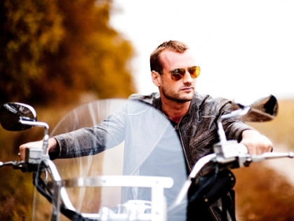 Не гитарист, а принц! Новый Холостяк оказался голубых кровей