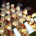 пирамида из бокалов шампанского