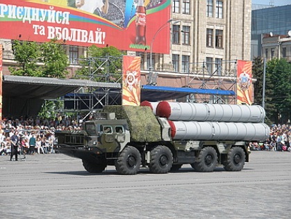 Солдаты, танки и ракеты… А также костюмированное дефиле на площади Свободы в честь дня Победы