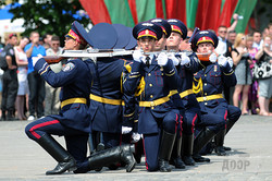 В Харькове прошел военный парад