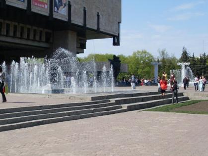 Площадь перед ХАТОБом обустроят новыми фонтанами и красивой подсветкой