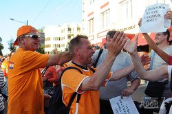 Голландские болельщики прошли маршем до стадиона «Металлист»