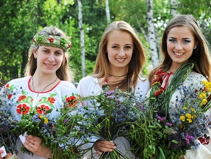В Змиеве спустили на воду самый огромный в Украине венок