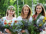 В Змиеве спустили на воду самый огромный в Украине венок