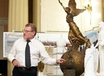 На площади Конституции будут светиться древесные листья
