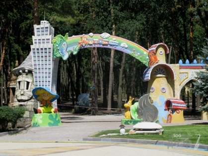 Вход в парк Горького украсила белка