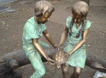 В парке Горького бронзовые дети играют с черепахой (ФОТО)
