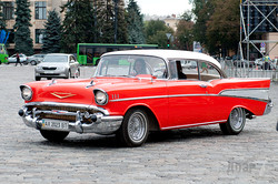 В центре Харькова открылась выставка ретро-автомобилей