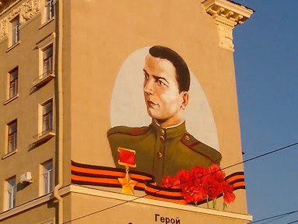 На одном из домов на Полтавском Шляхе появился портрет Героя Советского Союза