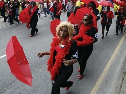 марш красных зонтов