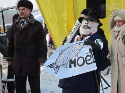 По площади Свободы прогулялось чучело жадного рыболова с дубинкой