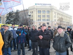 По площади Свободы прогулялось чучело жадного рыболова с дубинкой
