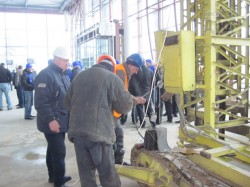 Виктор Янукович на экскурсии в харьковском аэропорту