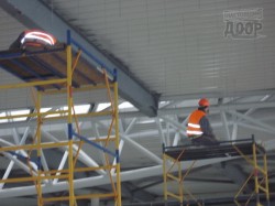Виктор Янукович на экскурсии в харьковском аэропорту