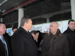 Виктор Янукович на экскурсии в харьковском аэропорту