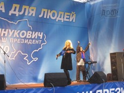 Виктор Янукович и Таисия Повалий в Чугуеве