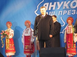 Виктор Янукович и Таисия Повалий в Чугуеве