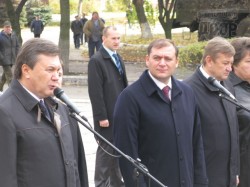 Виктор Янукович посетил завод имени Малышева