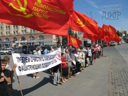 Под окнами облсовета потребовали прекратить применение психотропного оружия