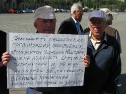 Под окнами облсовета потребовали прекратить применение психотропного оружия