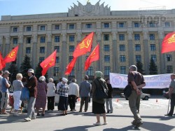 Под окнами облсовета потребовали прекратить применение психотропного оружия