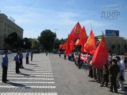 Под окнами облсовета потребовали прекратить применение психотропного оружия