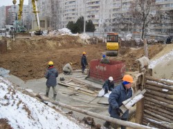 На станции метро «Алексеевская» уже укладывают пол