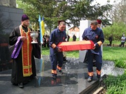 Перезахоронение останков воинов времен Великой Отечественной войны в Старом Мерчике