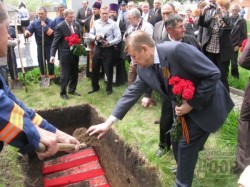Перезахоронение останков воинов времен Великой Отечественной войны в Старом Мерчике