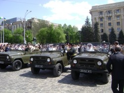 Как проходил военный парад на площади Свободы