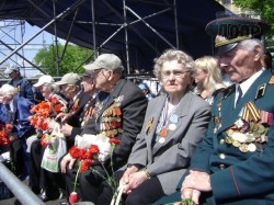 Как проходил военный парад на площади Свободы