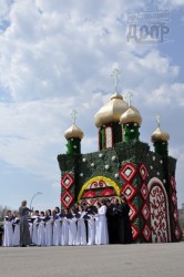 Харьков встретил Пасху цветочными яйцами и церковным хором