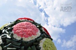 Харьков встретил Пасху цветочными яйцами и церковным хором