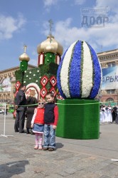 Харьков встретил Пасху цветочными яйцами и церковным хором