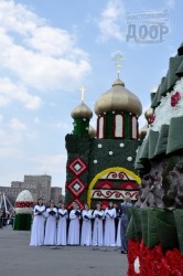 Харьков встретил Пасху цветочными яйцами и церковным хором