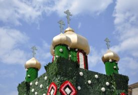Харьков встретил Пасху цветочными яйцами и церковным хором
